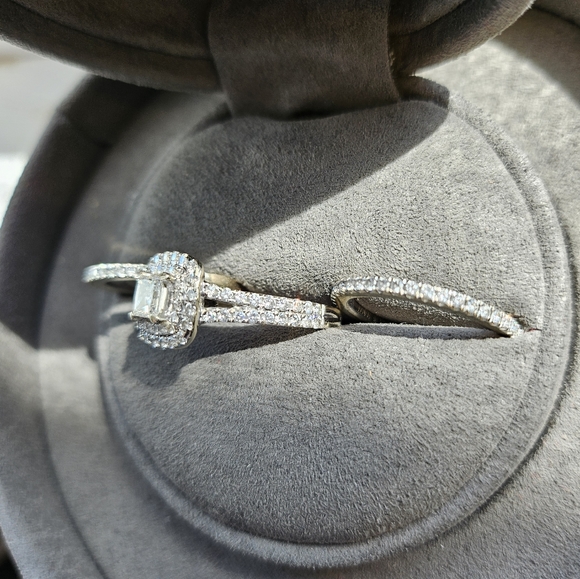 Vera Wang 1.45 total carat Engagement ring and two wedding bands .23 carats/each - Picture 3 of 10